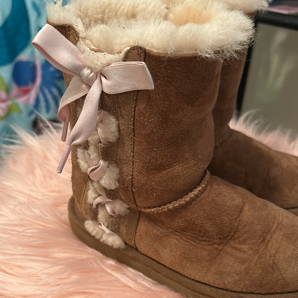 Tan Uggs with a Pink Bow Girls Size 1 - Picture 2 of 6
